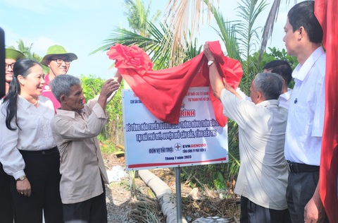 Ông Phan Văn Mãi cảm ơn tinh thần của chiến sĩ tình nguyện - Ảnh 5. Bà con cùng khánh thành và nhận bàn giao con đường bê tông nông thôn tại xã Phú Mỹ, huyện Mỏ Cày Bắc (Bến Tre) - Ảnh: Q.L.