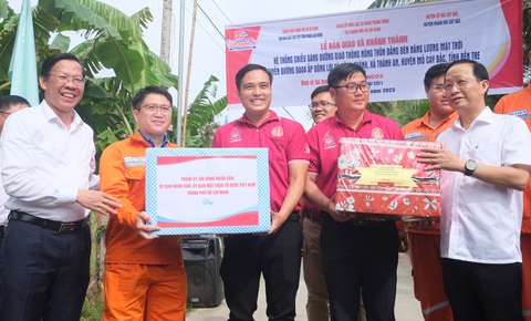 Ông Phan Văn Mãi cảm ơn tinh thần của chiến sĩ tình nguyện - Ảnh 1. Chủ tịch UBND TP.HCM Phan Văn Mãi (bìa trái) và Phó chủ tịch thường trực UBND tỉnh Bến Tre Nguyễn Trúc Sơn (bìa phải) tặng quà chiến sĩ tình nguyện Kỳ nghỉ hồng hỗ trợ hoạt động tại huyện Mỏ Cày Bắc - Ảnh: Q.L.