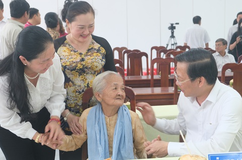 Ông Phan Văn Mãi cảm ơn tinh thần của chiến sĩ tình nguyện - Ảnh 4. Chủ tịch UBND TP.HCM Phan Văn Mãi thăm hỏi sức khỏe và gửi lời tri ân Mẹ Việt Nam anh hùng Nguyễn Thị Hiệp tại xã Thành An, huyện Mỏ Cày Bắc (Bến Tre) - Ảnh: Q.L.
