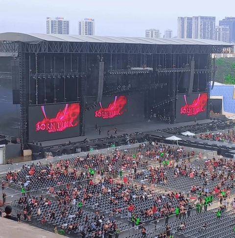 Phí tác quyền concert Blackpink vẫn chưa hoàn tất vì lý do sốc - Ảnh 2. Sân khấu concert BlackPink tại Hà Nội đang được lấp đầy (Ảnh: VKR News)