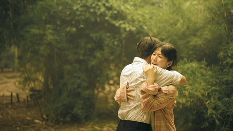 Oanh Kiều "có bầu" với Jack Long trong MV mới - Ảnh 3. Với sự hướng dẫn, chỉ bảo nhiệt tình của Oanh Kiều, Jack Long đã hoàn thành tốt các cảnh quay.
