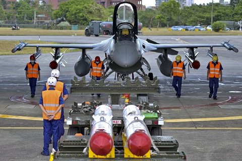 Dàn tên lửa chống hạm Harpoon trước tiêm kích F-16 do Mỹ sản xuất trong biên chế Lực lượng phòng vệ Đài Loan - Ảnh: AFP Dàn tên lửa chống hạm Harpoon trước tiêm kích F-16 do Mỹ sản xuất trong biên chế Lực lượng phòng vệ Đài Loan - Ảnh: AFP