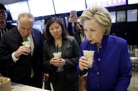 Loạt ảnh chứng minh 'uống trà sữa vẫn trưởng thành' như thường! - Ảnh 3. Bà Hillary Clinton thử trà trân châu lần đầu tiên và gọi nó là "chewy tea", hiểu nôm na là trà có thạch dai dai.