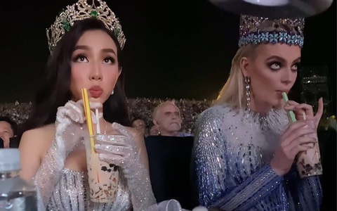 Loạt ảnh chứng minh 'uống trà sữa vẫn trưởng thành' như thường! - Ảnh 7. Hoa hậu Thùy Tiên và Miss World 2021 Karolina Bielawska hút rột rột trà sữa trân châu trong đêm chung kết Hoa hậu Việt Nam 2022, trên cương vị giám khảo chấm thi.