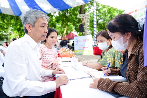 Đến 29-7: Đã có trên 3,2 triệu nguyện vọng xét tuyển - Ảnh 1. Tư vấn lựa chọn nguyện vọng xét tuyển tại ngày hội do báo Tuổi Trẻ và các đơn vị phối hợp tổ chức - Ảnh: NAM TRẦN