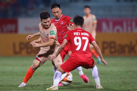 Quang Hải mờ nhạt, Công An Hà Nội thua 'sốc' Hải Phòng - Ảnh 1. Quang Hải tỏ ra mờ nhạt, trong khi Triệu Việt Hưng tỏa sáng và ghi bàn cho Hải Phòng - Ảnh: MINH ĐỨC