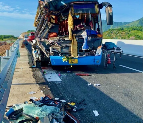 Xe đoàn từ thiện gặp nạn trên cao tốc Nha Trang - Cam Lâm, 2 người chết - Ảnh 1. Xe đoàn từ thiện gặp nạn trên cao tốc Nha Trang - Cam Lâm, 2 người chết - Ảnh 1.