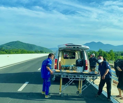Xe đoàn từ thiện gặp nạn trên cao tốc Nha Trang - Cam Lâm, 2 người chết - Ảnh 2. Xe đoàn từ thiện gặp nạn trên cao tốc Nha Trang - Cam Lâm, 2 người chết - Ảnh 2.