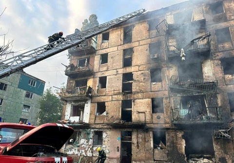 Một tòa nhà bị hư hại sau một đợt tấn công ở thành phố Kryvyi Rih của Ukraine vào ngày 13-6 - Ảnh: REUTERS Một tòa nhà bị hư hại sau một đợt tấn công ở thành phố Kryvyi Rih của Ukraine vào ngày 13-6 - Ảnh: REUTERS