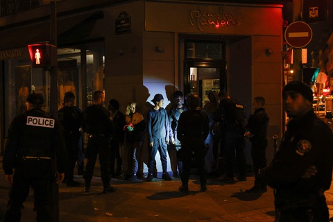 Cảnh sát xác minh một nhóm người trẻ trên đường phố khu vực Champs Elysees (Paris, Pháp) hôm 2-7 - Ảnh: REUTERS Cảnh sát xác minh một nhóm người trẻ trên đường phố khu vực Champs Elysees (Paris, Pháp) hôm 2-7 - Ảnh: REUTERS