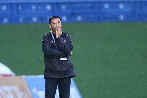 Lượt đi V-League 2023: bất ngờ và khó đoán - Ảnh 2. HLV Lê Huỳnh Đức trầm ngâm ở vòng 13 V-League 2023 - Ảnh: HOÀNG TÙNG
