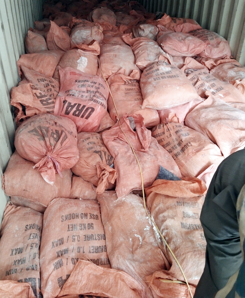 Đất hiếm được cất giấu trong một thùng container ở Hải Phòng - Ảnh: QUANG THẾ Đất hiếm được cất giấu trong một thùng container ở Hải Phòng - Ảnh: QUANG THẾ