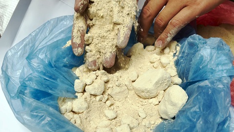 Mẫu đất hiếm đã tuyển mà ông Hạnh (ở bản Tả Làn Than, phường Tân Phong, TP Lai Châu) “chào hàng” - Ảnh: QUANG THẾ Mẫu đất hiếm đã tuyển mà ông Hạnh (ở bản Tả Làn Than, phường Tân Phong, TP Lai Châu) “chào hàng” - Ảnh: QUANG THẾ