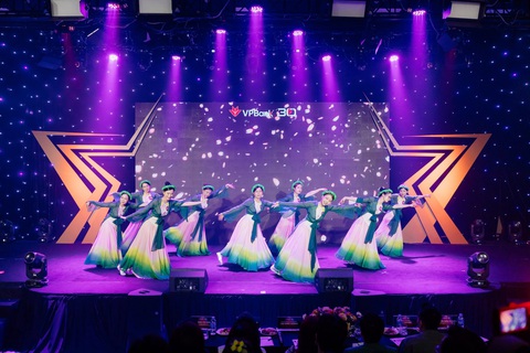 Những nhân viên tín dụng, giao dịch viên, tài chính… thường ngày chỉnh tề nghiêm túc trên văn phòng đã hóa thân trở thành các nghệ sĩ biểu diễn đầy tự tin Những nhân viên tín dụng, giao dịch viên, tài chính… thường ngày chỉnh tề nghiêm túc trên văn phòng đã hóa thân trở thành các nghệ sĩ biểu diễn đầy tự tin