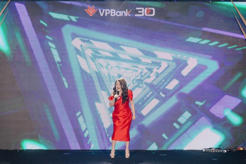 Giọng ca giành giải nhất cá nhân là VPBanker Hoàng Thị Kim Ngọc bài hát “Đừng ngoảnh lại”, người đã chinh phục giám khảo Lưu Thiên Hương bởi chất giọng dày, đầy nội lực, phong cách biểu diễn chỉn chu và cách xử lý âm nhạc chuyên nghiệp Giọng ca giành giải nhất cá nhân là VPBanker Hoàng Thị Kim Ngọc bài hát “Đừng ngoảnh lại”, người đã chinh phục giám khảo Lưu Thiên Hương bởi chất giọng dày, đầy nội lực, phong cách biểu diễn chỉn chu và cách xử lý âm nhạc chuyên nghiệp