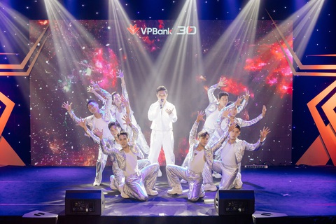 VPBank Rising Stars đã góp phần chứng minh "Nếu bạn sinh ra để làm nghệ sĩ nhưng cuộc đời đưa đẩy bạn trở thành nhân viên ngân hàng thì VPBank sẽ là nơi đánh thức đam mê và khiến cuộc sống của bạn trở nên trọn vẹn" VPBank Rising Stars đã góp phần chứng minh "Nếu bạn sinh ra để làm nghệ sĩ nhưng cuộc đời đưa đẩy bạn trở thành nhân viên ngân hàng thì VPBank sẽ là nơi đánh thức đam mê và khiến cuộc sống của bạn trở nên trọn vẹn"