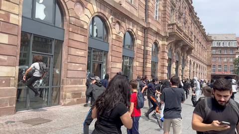 Một nhóm người trẻ đập phá bên ngoài cửa hàng Apple tại thành phố Strasbourg hôm 30-6 - Ảnh: REUTERS Một nhóm người trẻ đập phá bên ngoài cửa hàng Apple tại thành phố Strasbourg hôm 30-6 - Ảnh: LA PRESSE LIBRE