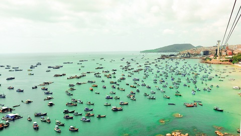 Từ cáp treo vượt biển qua đảo Hòn Thơm, du khách ngỡ ngàng bắt gặp cảnh nhịp sống ngư dân đảo Phú Quốc tấp nập, neo đậu ghe, tàu y tuyệt đẹp như một bức tranh - Ảnh: CHÍ CÔNG Từ cáp treo vượt biển qua đảo Hòn Thơm, du khách ngỡ ngàng bắt gặp cảnh nhịp sống ngư dân đảo Phú Quốc tấp nập, ghe tàu neo đậu như một bức tranh - Ảnh: CHÍ CÔNG