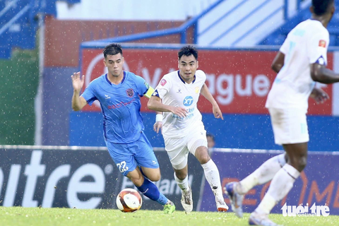 Lượt đi V-League 2023: bất ngờ và khó đoán - Ảnh 1. Tiến Linh (trái) cùng CLB B.Bình Dương vẫn chưa có nổi 1 trận thắng ở V-League 2023 - Ảnh: HOÀNG TÙNG