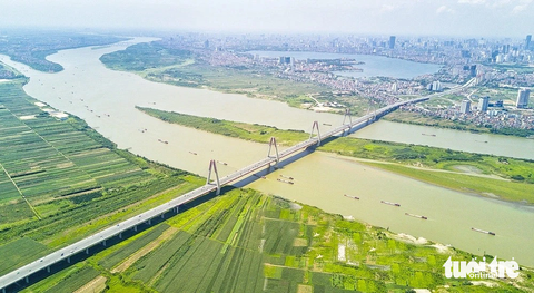 Hà Nội dự kiến xây dựng hai TP mới trong tương lai như thế nào? - Ảnh 1. UBND TP Hà Nội định hướng xây dựng hình ảnh đô thị mới hiện đại phía bắc sông Hồng. Trong ảnh: cầu Nhật Tân kết nối khu vực Đông Anh, sân bay Nội Bài với nội đô Hà Nội - Ảnh: D.Đ.D.N.