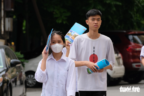 Thí sinh nói gì về đề thi đánh giá của Bộ Công an? - Ảnh 1. Những thí sinh hoàn thành bài thi đầu tiên bước ra khỏi điểm thi với gương mặt hoang mang - Ảnh: NGUYÊN BẢO