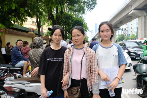 Thí sinh nói gì về đề thi đánh giá của Bộ Công an? - Ảnh 3. Ngô Thị Diệu Linh, học sinh Trường THPT Quảng Xương 1, Thanh Hóa (bìa trái), vui vẻ sau khi hoàn thành bài thi sáng 3-7. Trước đó, ngay sau khi hoàn thành kỳ thi tốt nghiệp THPT, ngày 30-6 Linh cùng mẹ và bạn chung lớp bắt xe khách lên Hà Nội tìm phòng trọ để tham dự kỳ thi đánh giá của Bộ Công an