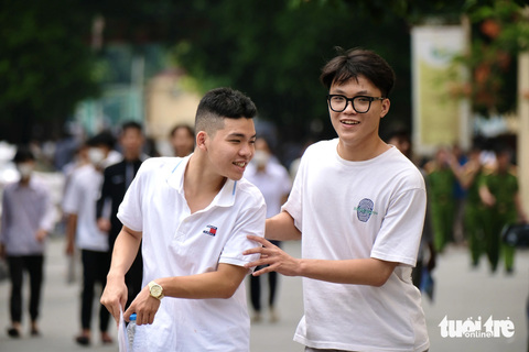 Thí sinh nói gì về đề thi đánh giá của Bộ Công an? - Ảnh 4. Thí sinh vui vẻ rời điểm thi Học viện An ninh nhân dân sau khi hoàn thành bài thi đánh giá của Bộ Công an