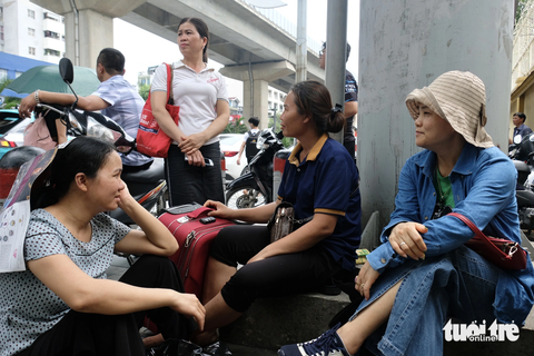 Thí sinh nói gì về đề thi đánh giá của Bộ Công an? - Ảnh 5. Nhiều phụ huynh xếp sẵn hành lý trước điểm thi, chờ con em thi xong là bắt xe trở về quê