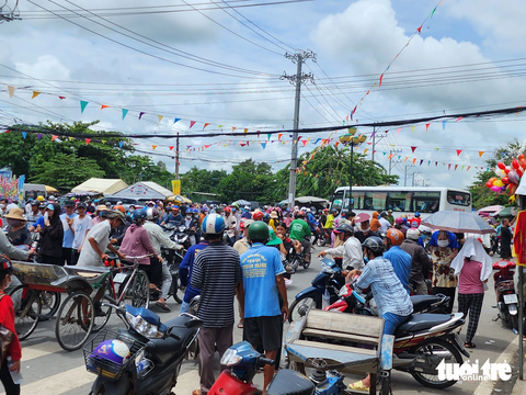 Chưa tới đại lễ 18-5, dòng người đổ về tấp nập, cơm nước miễn phí - Ảnh 1. Ngã tư huyện Phú Tân, An Giang bị "tắc" do hàng ngàn người đổ về trung tâm Hòa Hảo tham dự đại lễ 18-5 - Ảnh: BỬU ĐẤU