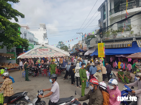 Chưa tới đại lễ 18-5, dòng người đổ về tấp nập, cơm nước miễn phí - Ảnh 6. Lực lượng Công an huyện Phú Tân đã chốt chặn nhiều ngã tư để điều tiết giao thông tại khu vực làm lễ 18-5