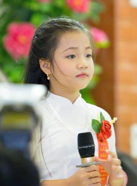 Ca nương nhí Đặng Tú Thanh từ lâu chỉ chủ yếu hát tại các chùa, các chương trình thiện nguyện - Ảnh: THÀNH TRUNG Ca nương nhí Đặng Tú Thanh từ lâu chỉ chủ yếu hát tại các chùa, các chương trình thiện nguyện - Ảnh: THÀNH TRUNG