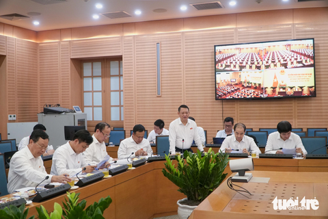 Đại biểu HĐND TP Hà Nội: Ùn tắc, ô nhiễm, ngập úng... thì 'thành phố thông minh cái gì' - Ảnh 1. Toàn cảnh buổi họp tổ HĐND TP Hà Nội chiều 3-7 - Ảnh: PHẠM TUẤN