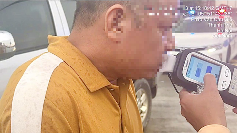 Đến nhà bố vợ bị ‘ép uống rượu’, tài xế vi phạm nồng độ cồn kịnh khung - Ảnh 1. Làm việc với cảnh sát khi vi phạm nồng độ cồn, tài xế khai đến nhà bố vợ bị ép uống rượu - Ảnh: Cục CSGT