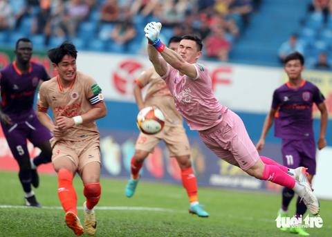 CLB TP.HCM mượn thêm trung vệ Việt kiều Adriano Schmidt để đua trụ hạng - Ảnh 2. Thủ môn Patrick Lê Giang trong màu áo CLB Công An Hà Nội - Ảnh: N.K