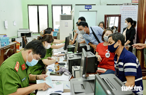 Người dân làm thẻ căn cước công dân có gắn chip điện tử tại Phòng Cảnh sát quản lý hành chính và trật tự xã hội - Công an TP.HCM - Ảnh: TỰ TRUNG Người dân làm thẻ căn cước công dân có gắn chip điện tử tại Phòng Cảnh sát quản lý hành chính và trật tự xã hội - Công an TP.HCM - Ảnh: TỰ TRUNG
