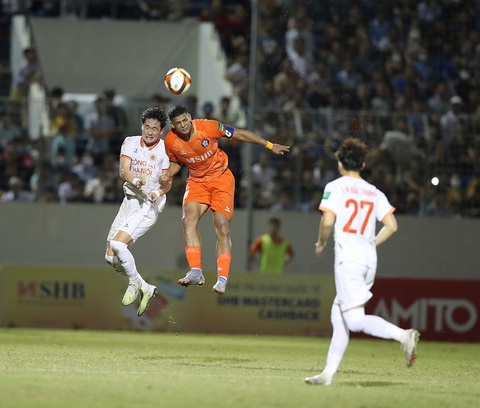 Lượt đi V-League 2023: bất ngờ và khó đoán - Ảnh 3. Thất bại trước SHB Đà Nẵng, Công An Hà Nội (trái) vẫn được đánh giá có khả năng vô địch - Ảnh: VPF