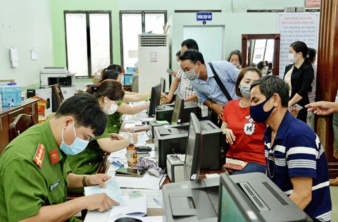 Không thu phí người dân khi thay đổi giấy tờ do sáp nhập tỉnh, xã - Ảnh 1. Không thu phí người dân khi thay đổi giấy tờ do sáp nhập tỉnh, xã - Ảnh 1.