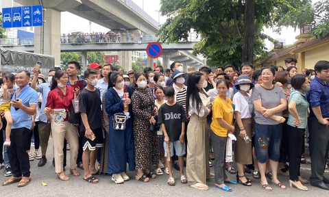 Phụ huynh chờ con em thi đánh giá của Bộ Công an sáng 3-7 tại một điểm thi ở Hà Nội - Ảnh: NGUYÊN BẢO Phụ huynh chờ con em thi đánh giá của Bộ Công an sáng 3-7 tại một điểm thi ở Hà Nội - Ảnh: NGUYÊN BẢO