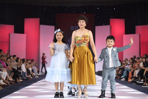 Mẫu nhí vừa mút tay vừa catwalk cưng ơi là cưng - Ảnh 7. Bộ sưu tập Magical Moments của Mai Thanh Huyền