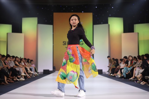Mẫu nhí vừa mút tay vừa catwalk cưng ơi là cưng - Ảnh 4. Nhà thiết kế Sĩ Hoàng ứng dụng kỹ thuật vẽ trên vải, nhằm tái hiện đặc sắc nhất màu sắc cũng như hình họa lên tà áo dài nhẹ nhàng, bay bổng