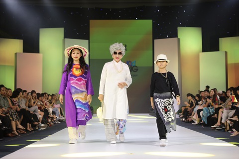 Mẫu nhí vừa mút tay vừa catwalk cưng ơi là cưng - Ảnh 5. Đặc biệt, ở cuối phần trình diễn, nghệ sĩ hát ru Cao Minh Hiền (giữa) đã dẫn tay hai em nhỏ diễn kết thúc bộ sưu tập.