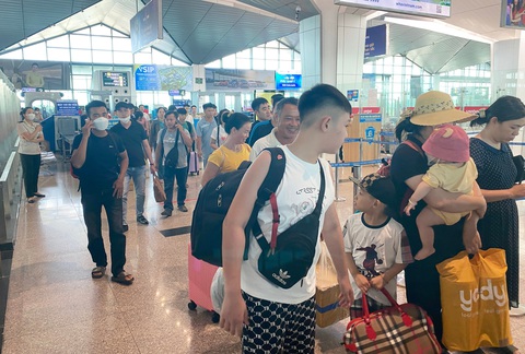 Hàng trăm hàng khách bị lỡ chuyến bay sáng 3-7 ở sân bay Vinh do đường băng gặp sự cố - Ảnh: DOÃN HÒA Hàng trăm hành khách bị lỡ chuyến bay sáng 3-7 ở sân bay Vinh do đường băng gặp sự cố - Ảnh: DOÃN HÒA