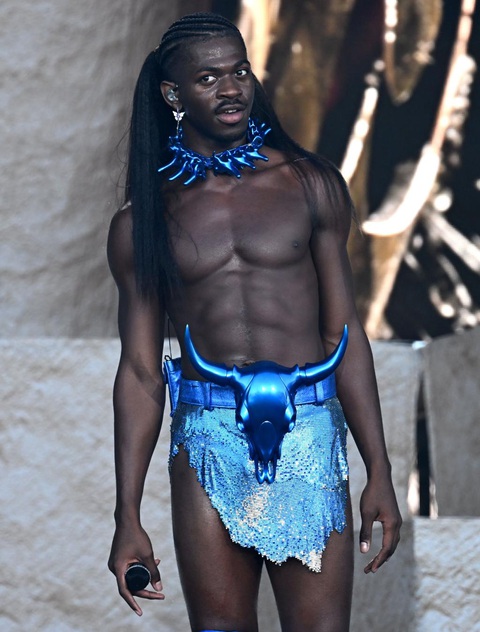 Lil Nas X đứng hình khi fan nữ ném đồ chơi tình dục lên sân khấu - Ảnh 1. Lil Nas X nổi tiếng với phong cách phi giới tính đến quái dị