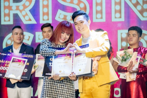 Nhạc sĩ Lưu Thiên Hương trao giải cho các thí sinh của đêm chung kết Nhạc sĩ Lưu Thiên Hương trao giải cho các thí sinh của đêm chung kết. Bên cạnh các thí sinh, đội cổ vũ, chính BGK cũng có những khoảnh khắc vui vẻ đáng nhớ và ấn tượng tại VPBank Rising Stars