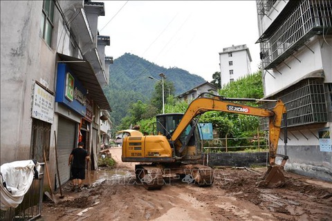 Mưa lớn gây ảnh hưởng hơn 95.000 người tại miền Trung Trung Quốc - Ảnh 1. Khắc phục hậu quả mưa lớn tại khu tự trị dân tộc Miêu - Thổ gia Tương Tây, Trung Quốc ngày 2-7 - Ảnh: THX/TTXVN