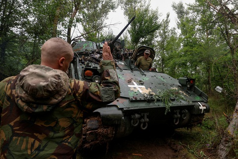Tướng NATO kêu gọi tăng viện trợ, không để Ukraine thất bại - Ảnh 1. Một xe chiến đấu bộ binh M2 Bradley của Mỹ được chuyển cho Ukraine đang hoạt động tại khu vực Zaporizhzhia - Ảnh: REUTERS