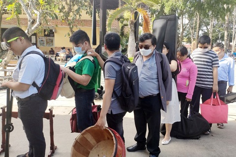 Không thể nhìn thấy ánh sáng khiến việc đi diễn của cả nhóm nhạc gặp vô vàn khó khăn - Ảnh: AN VI Không thể nhìn thấy ánh sáng khiến việc đi diễn của cả nhóm nhạc gặp vô vàn khó khăn - Ảnh: AN VI