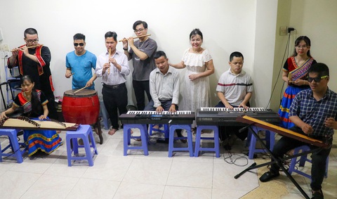 Lớp nhạc tại nhà của nghệ sĩ đàn bầu Vân Anh (người thứ tư từ phải qua) - Ảnh: An Vi Lớp nhạc tại nhà của nghệ sĩ đàn bầu Vân Anh (người thứ tư từ phải qua) - Ảnh: An Vi