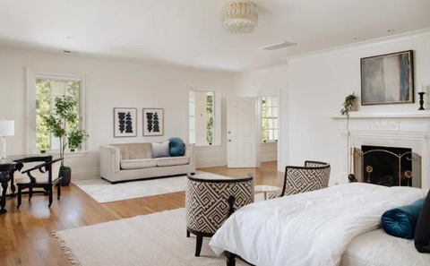 Chỉ sau một năm, 'Nhà Trắng' ở Californa tăng giá gấp đôi - Ảnh 8. Một phòng ngủ trong số 11 phòng ngủ của biệt thự - Ảnh: BRIAN KITTS