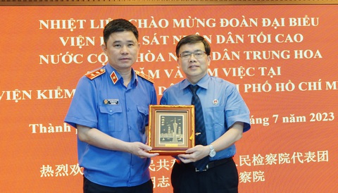 Viện kiểm sát TP.HCM - Trung Quốc trao đổi kinh nghiệm giải quyết các loại án - Ảnh 1. Ông Nguyễn Đức Thái, viện trưởng VKSND TP.HCM (bên trái), tặng quà và nhận quà tặng từ ông Khưu Lợi Quân, phó viện trưởng VKSND tỉnh Hải Nam, trưởng đoàn công tác - Ảnh: TUYẾT MAI